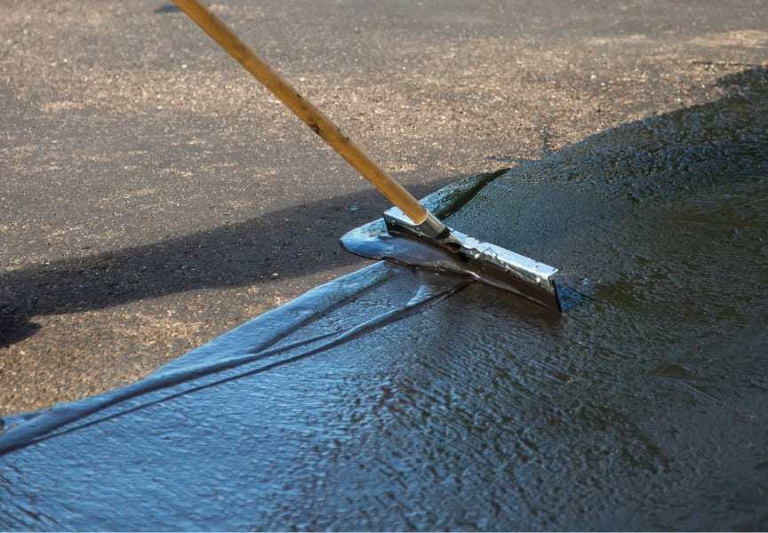 Sealcoating applied to an Arkansas asphalt driveway